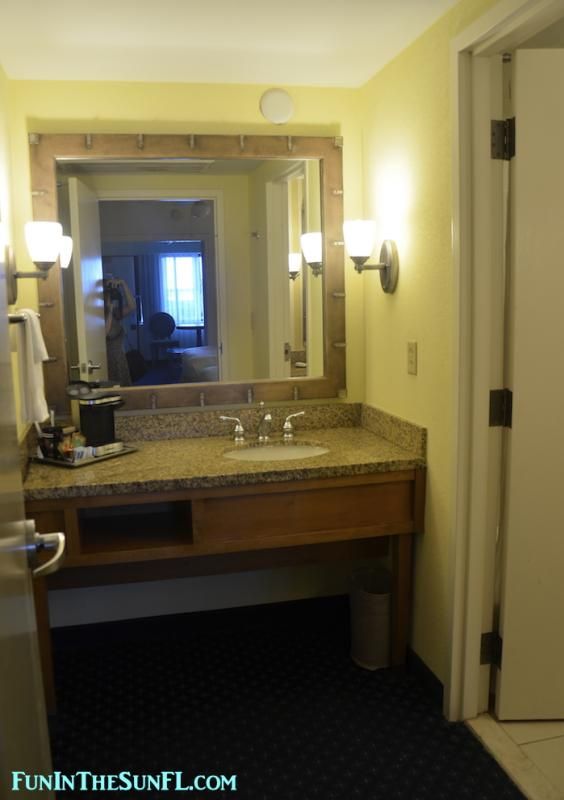  photo Room-Bathroom2.jpg