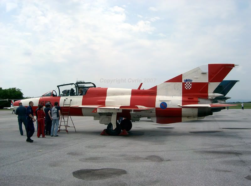 http://i36.photobucket.com/albums/e22/katar26/Mig-21UM_165_2.jpg
