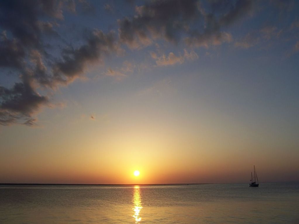 IMAGE: http://i36.photobucket.com/albums/e28/dhayling/Nature/GTCSunsetcloud-boat_pp.jpg