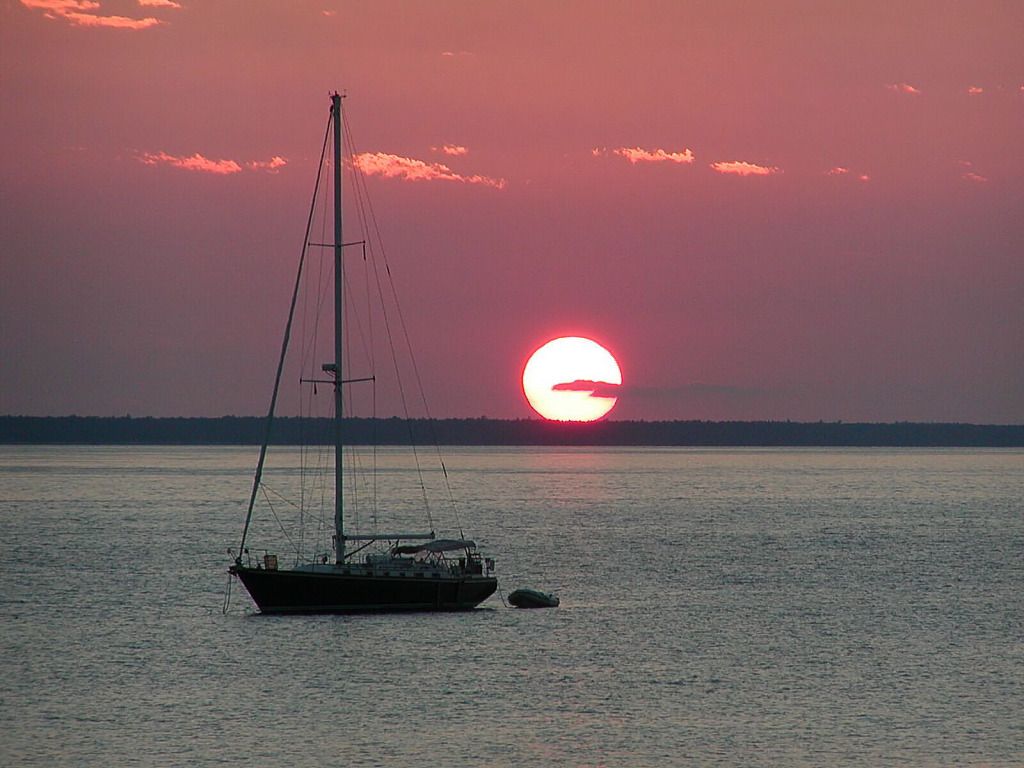 IMAGE: http://i36.photobucket.com/albums/e28/dhayling/Nature/GTCsunset2004_PP.jpg