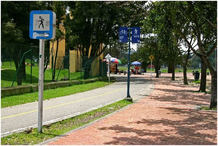 51_BikeandpedestrianpathsalongParqueSimonBolivar.jpg