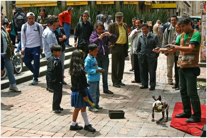 7_KidswithStreetPerformer.jpg