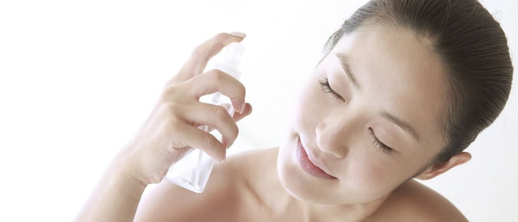 Cara Menutupi Bekas Jerawat Dengan Make Up Salah Satunya Menggunakan Spray Wajah Agar Make Up Tidak Luntur