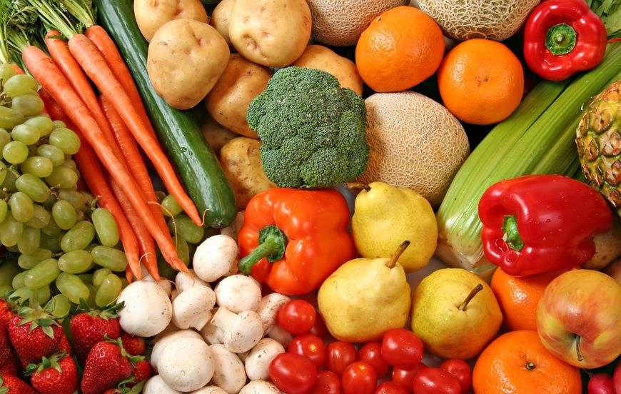 Cara Merawat Kecantikan Kulit Wajah Dan Tubuh Secara Alami Antara Lain Dengan Banyak Makan Buah Dan Sayur