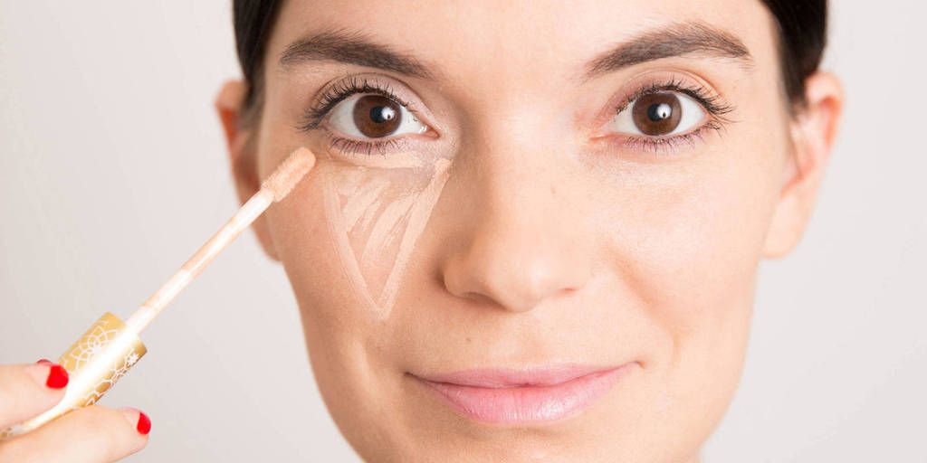 Pakailah Concealer Dengan Tipis Namun Merata Sebagai Cara Menutupi Bekas Jerawat Dengan Make Up