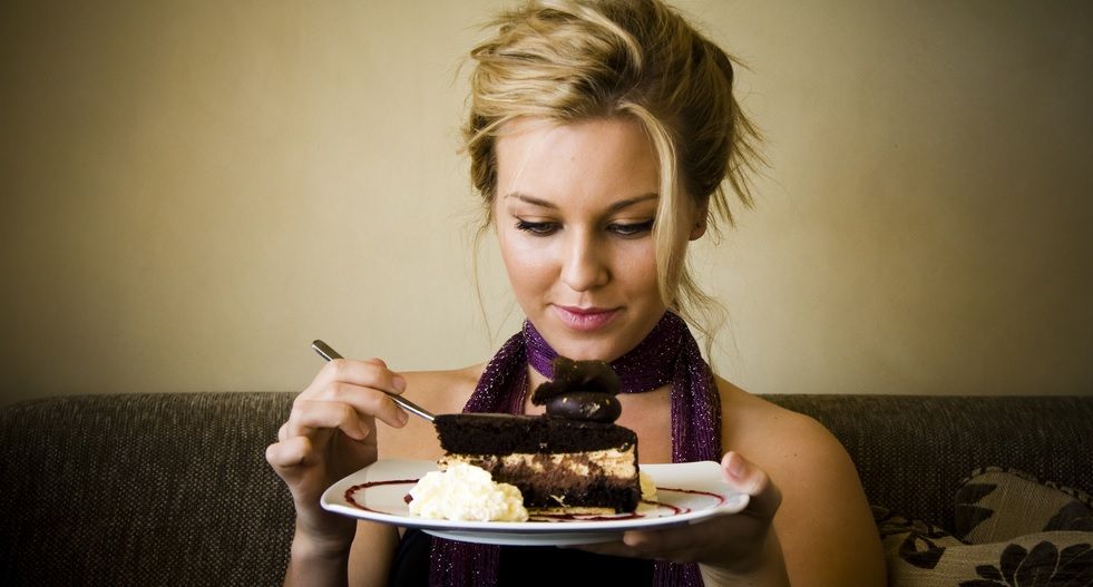 Tips Agar Lipstik Tahan Lama Antara Lain Hati-Hati Saat Makan