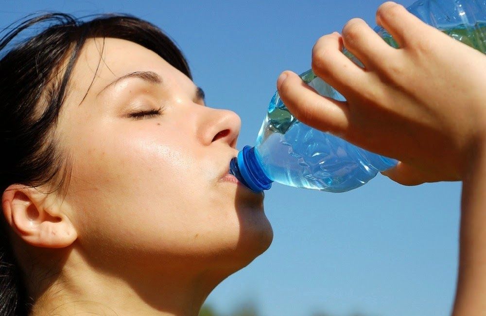 Tips Awet Muda Setelah Melahirkan Yaitu Banyak Minum Air Putih